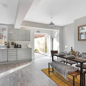 Spacious 3 Bed House, Netflix, Garden, Parking Southampton